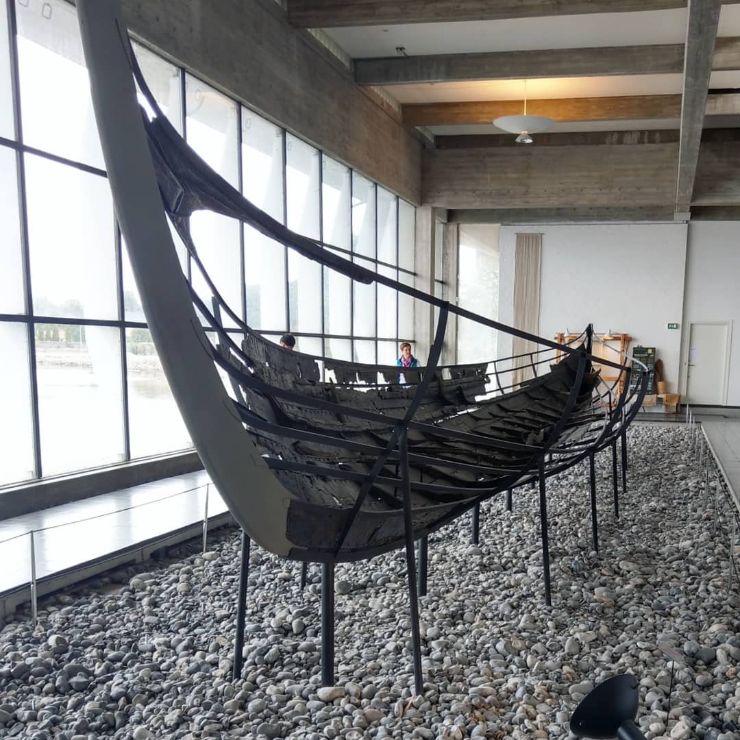 Teilweiser Rohbau eines Wikingerschiffes in der Stadt Roskilde. Dort befindet sich das Vikingeskibsmuseet. 