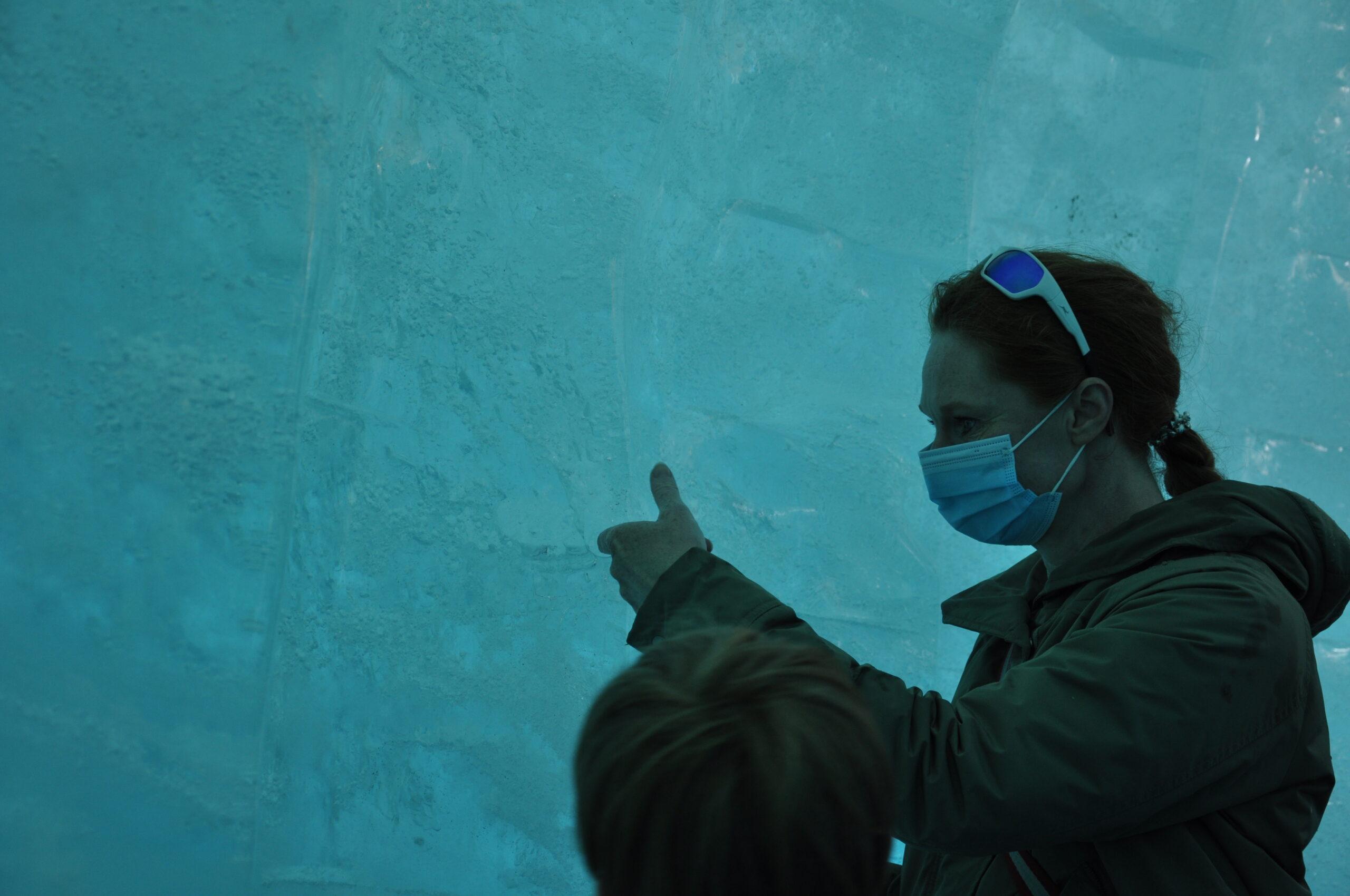 Autorin zeigt ihren Kindern etwas am Gletscher
