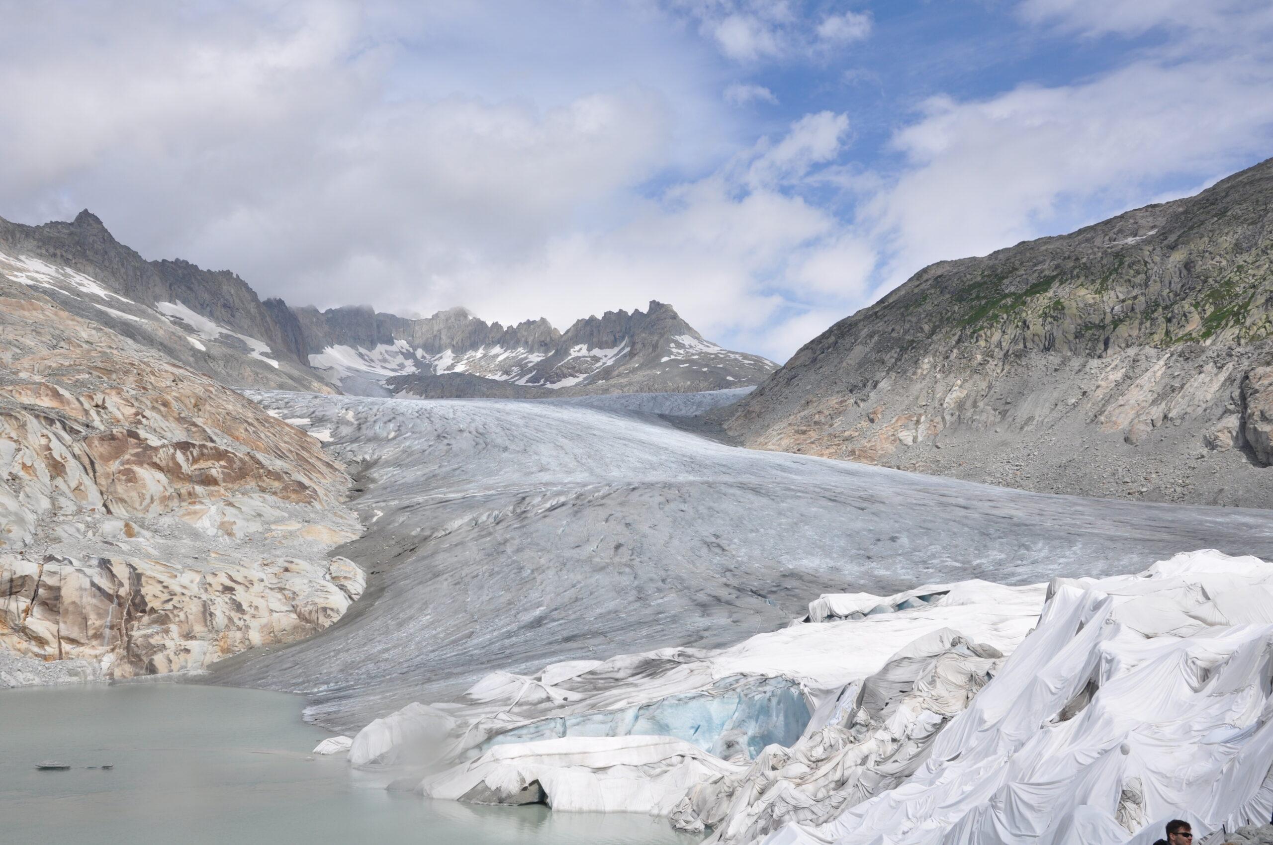 Gletscher mit Felsenlandschaft